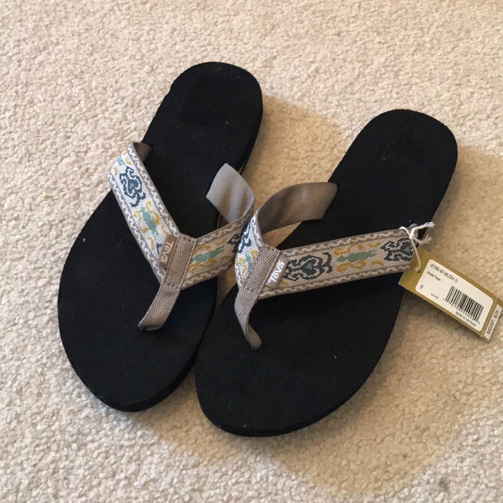 Teva women’s flip flops 8